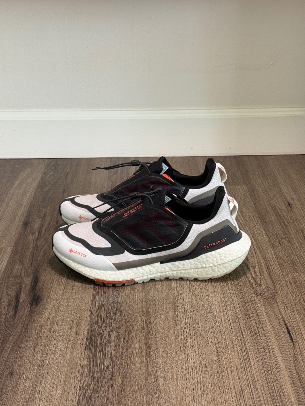 Adidas Ultraboost 22 Gore-Tex “Dash Grey Impact Orange”